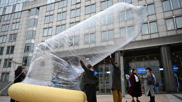 Verhütung: Riesen-Kondom vor EU-Parlament: Mehr zu Verhütung forschen