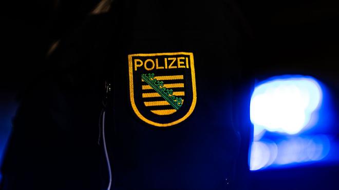 Auto angezündet: Abgebranntes Wrack im Wald bei Rötha gibt der Polizei Rätsel auf. (Symbolbild)