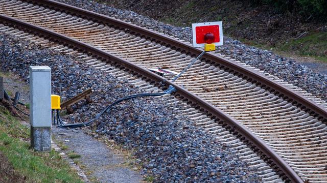 Zeugen gesucht: Kabel an Bahnstrecke in Oberbayern angezündet