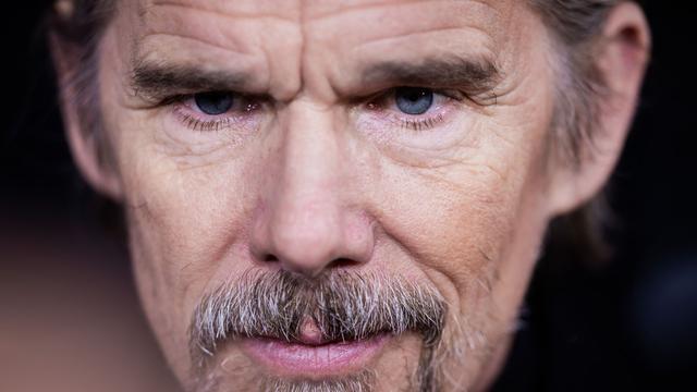 Kinostart: Dauer-Scrollen statt Kino: Hawke kritisiert Handy-Kultur