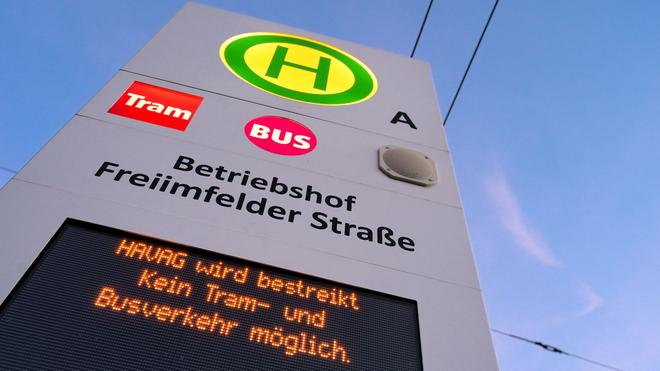 Tarifstreit: Busse und Bahnen fallen aus: Der Warnstreik bringt den Nahverkehr vielerorts zum Stillstand. (Archivbild)