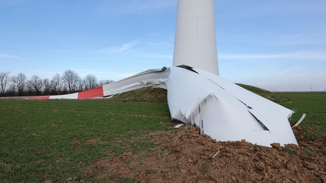 Alternative Energien: 15-Tonnen-Rotorblatt stürzt von Windrad bei Berching ab