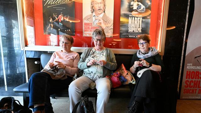 Handarbeit: Mit Stricknadel und Wollknäuel ins Kino