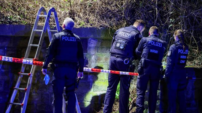 Großeinsatz: Einsatzkräfte der Polizei untersuchen den Tatort.