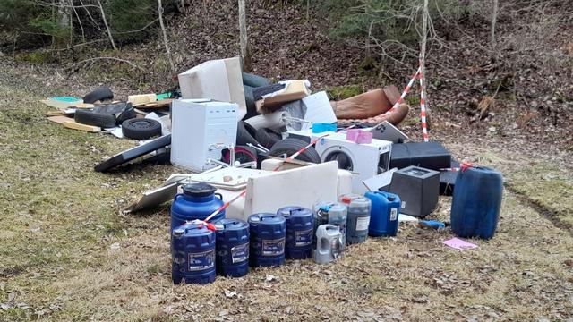Schelklingen: Unbekannte hinterlassen Müllberg und Gefahrstoffe in Wald