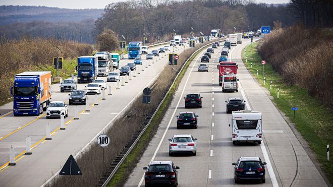 Ferienverkehr: Auf den Autobahnen in Norddeutschland kann es ab dem Freitagnachmittag voll werden. (Symbolbild)