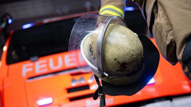 Brände: In Halle hat die Feuerwehr acht Personen aus einem brennenden Haus gerettet. (Symbolbild)