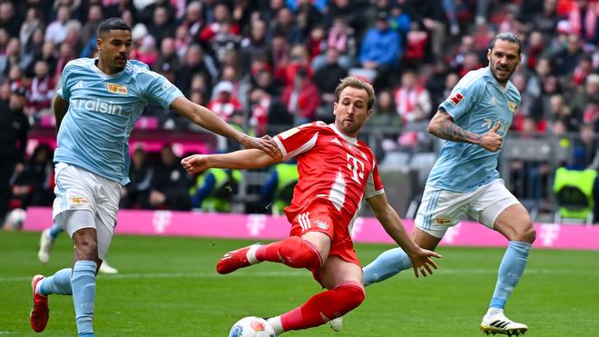  Der FC Bayern mit Torjäger Harry Kane (M) führt die Bundesliga weiter souverän an.