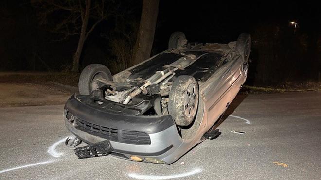 Notfälle: Der Unfallwagen ist auf dem Dach zum Liegen gekommen.