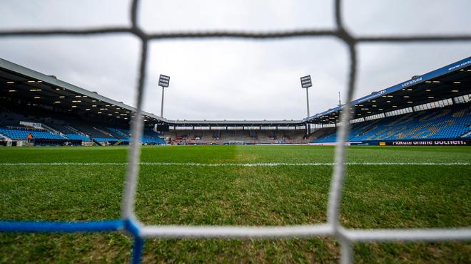 Unglück auf dem Sportplatz: Ein Fußballtor ist in Erlangen umgestürzt und hat ein Kind tödlich verletzt. (Symbolbild)