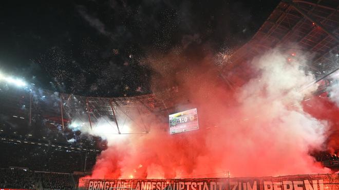  Feuerwerk im Hannover-Fanblock.