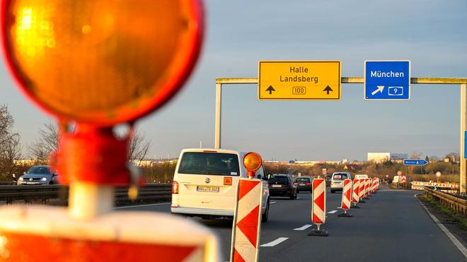 Verkehr: Die A9 in Fahrtrichtung München zwischen der Anschlussstelle Halle und dem Schkeuditzer Kreuz wird erneut voll gesperrt. (Archivbild)
