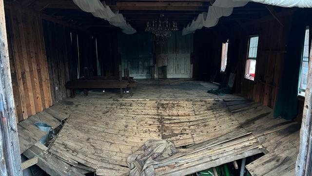 Unglück während Trauung: Holzboden stürzt während Hochzeit in USA ein - Verletzte