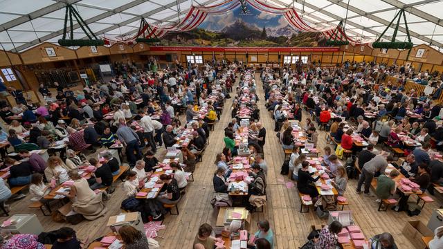 Briefwahlauszählung in Augsburg wegen Hallenmangel im Bierzelt