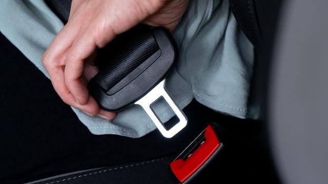 Unfälle: Unfall ohne Gurt: Junge Männer schwer verletzt