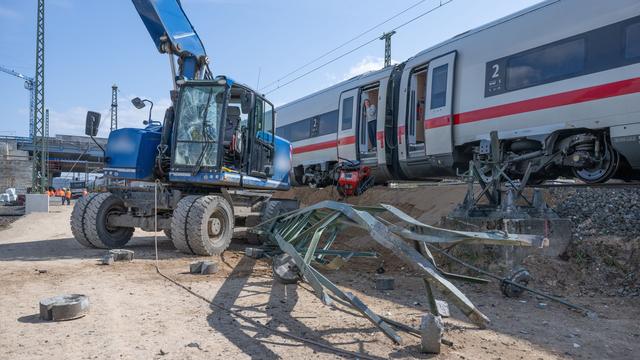 Unfälle: Baggerfahrer bei ICE-Unfall nahe Gelnhausen verletzt
