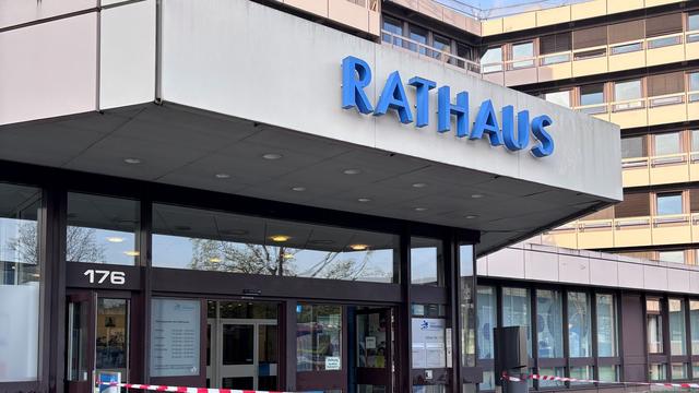 Einsatz in Troisdorf: Buttersäure am Rathaus – vier Mitarbeiter im Krankenhaus