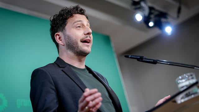 Volksfeste: Grünen-Chef Banaszak will beim Wiesn-Anstich dabei sein