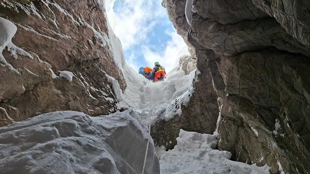Notfälle: Österreich: Deutscher stürzt 25 Meter tief in Karsttrichter