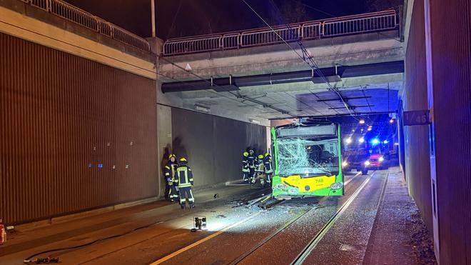 Accidents: The fire department had to be called out because of the bus accident.