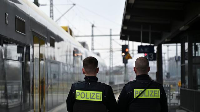 Hinweis auf Maulkorb: Zugbegleiter beleidigt und geschlagen