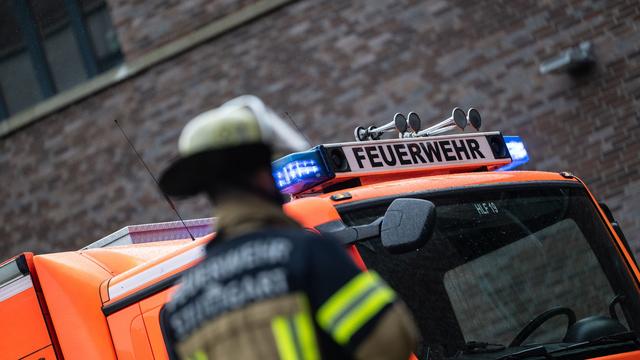 Feuer in Mehrfamilienhaus: Jugendlicher bei Brand schwer verletzt
