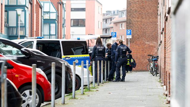Bedrohungslage: Mann attackiert Frau in Münster - größerer Polizeieinsatz