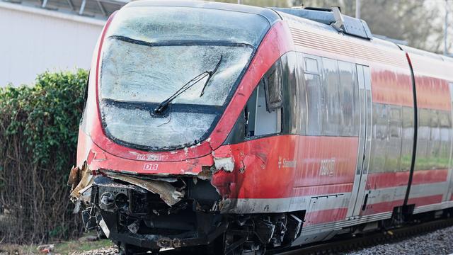 Unfall an Bahnübergang: Nach Kollision von Zug und Transporter: Mann schwer verletzt
