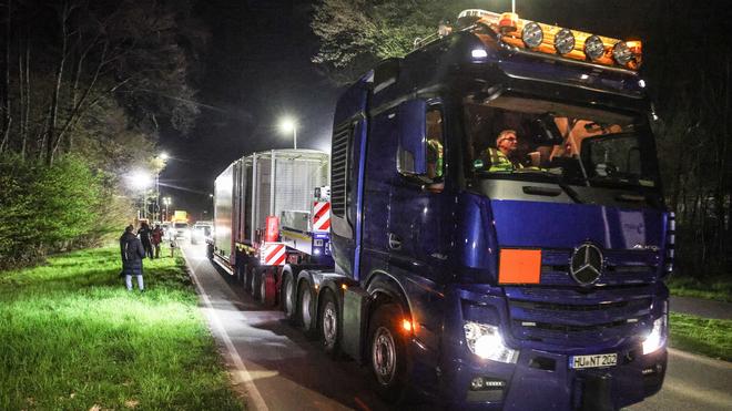 Atom: The truck with the Castor leaves the Jülich research center. Castor transports are planned through North Rhine-Westphalia from Jülich to Ahaus.