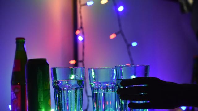 Drinks im Blick haben: Bilanz: Verdacht auf K.-o.-Tropfen zu Karneval und Fastnacht