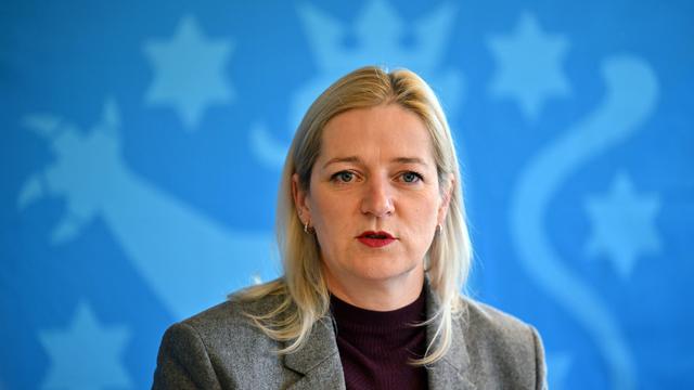 Flüchtlinge: Migrationsministerin findet Landesbezahlkarte immer noch gut