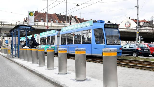Nahverkehr: Nach Unfällen: Straßenbahn-Haltestelle mit Pollern geschützt