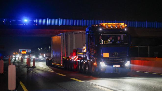 Großeinsatz: Der Konvoi mit dem Castor-Behälter rollt im Zeitplan durch NRW.
