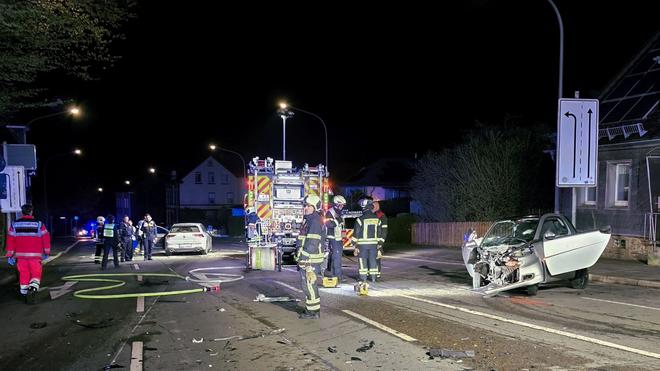 Wuppertal: Sanitäter brachten den schwer verletzten Fahrer nach dem Unfall ins Krankenhaus.