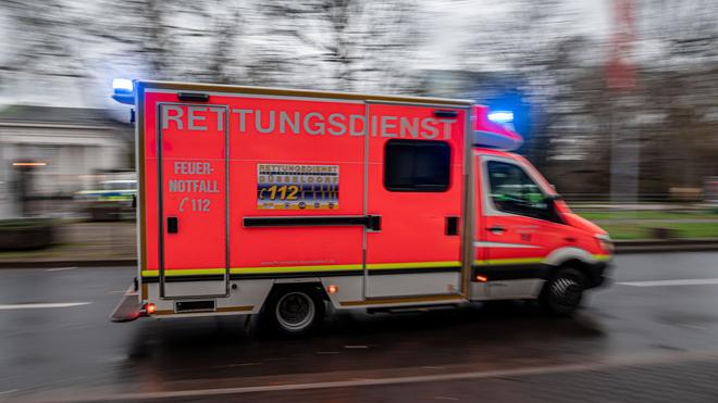 Erste Hilfe vor Ort: Die schwangere Frau ist mit schweren Verletzungen in ein Krankenhaus gebracht worden. (Symbolbild)