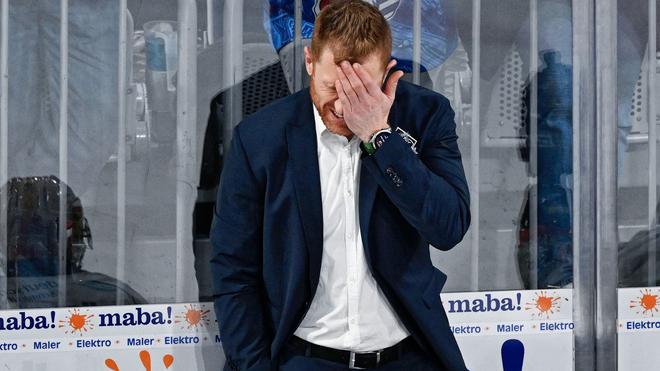 Eishockey: Trainer Alexander Sulzer und seine Fischtown Pinguins liegen gegen Mannheim 0:2 zurück.