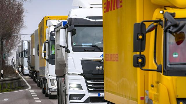 Verkehr: Nach Unfall: Stau auf A10 Richtung Hamburg