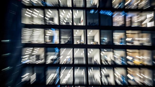 Arbeitswelt: Umfrage: Beschäftigte täuschen Engagement vor