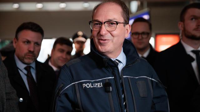 Überwachung: Dobrindt spricht sich für KI-Kameras an Bahnhöfen aus