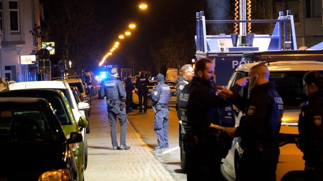 Gewalttat in Bremen: Die Polizei suchte am Abend noch nach dem Täter oder den Tätern.