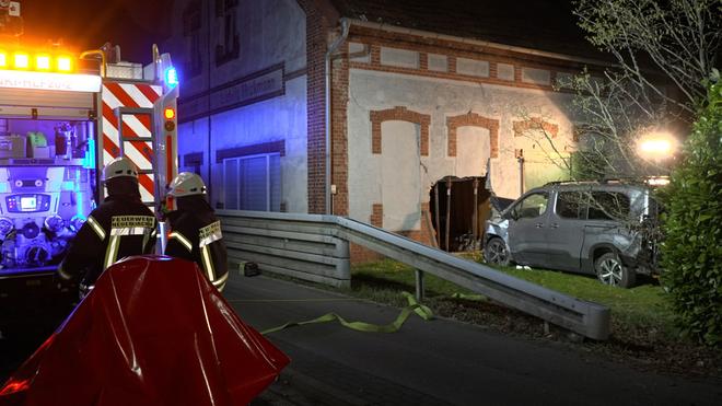 Fahrerflucht: Die Scheune muss nach dem Unfall abgesichert werden.