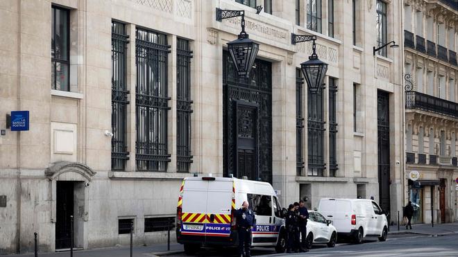 Eine Festnahme: Nach einem Anschlagsversuch auf eine US-Bank in Paris ermittelt die Anti-Terrorstaatsanwaltschaft.