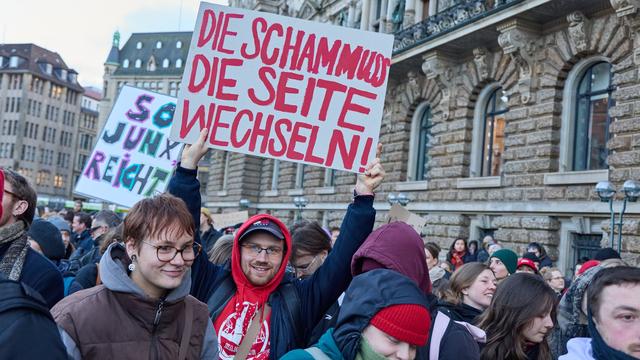 Gewalt gegen Frauen: Fußfesseln und Maßnahmen gegen sexualisierte Fake-Bilder