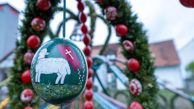 Eier, Blumen, Girlanden: Warum zu Ostern die Brunnen geschmückt sind