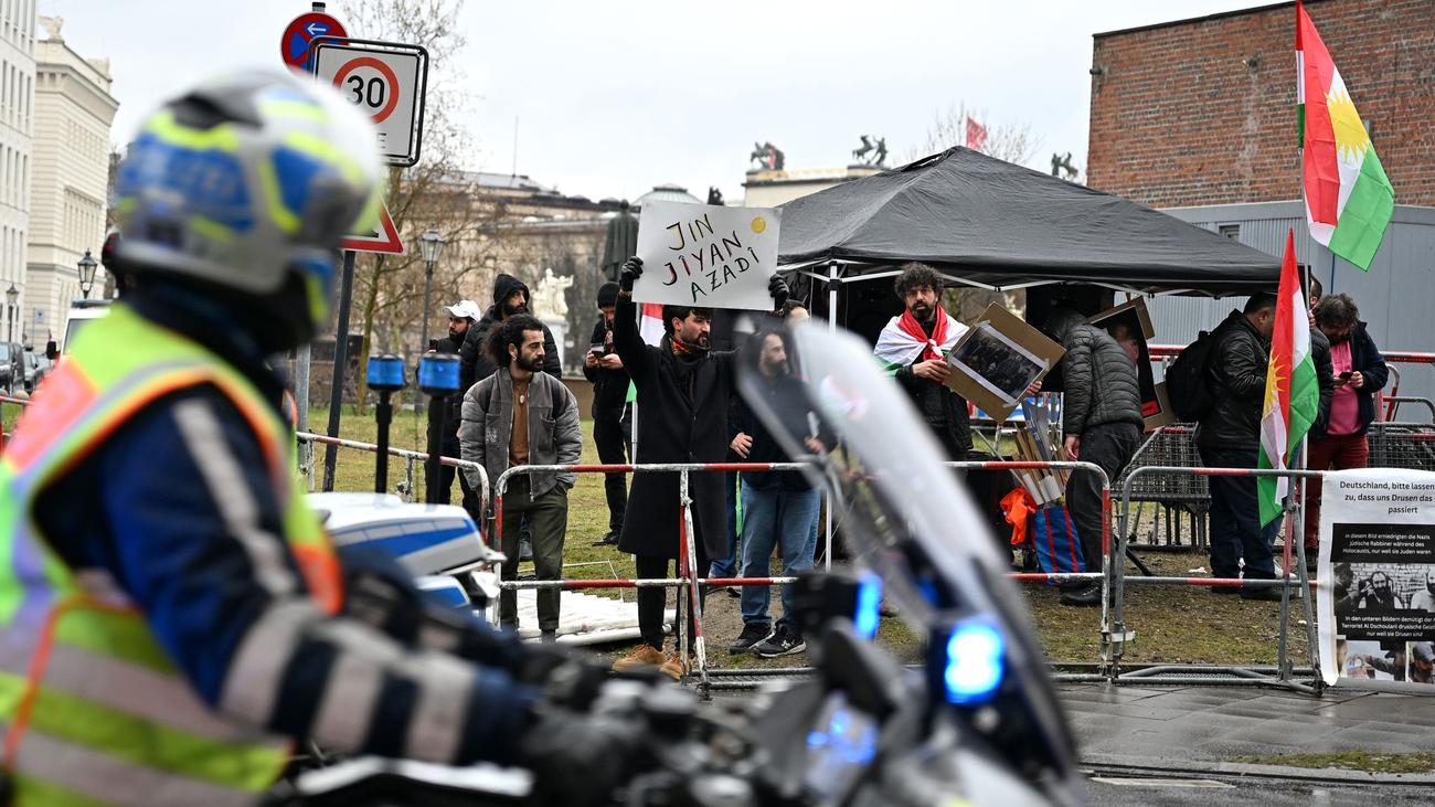 Treffen mit Kanzler Merz: Demos für und gegen syrischen Übergangspräsidenten