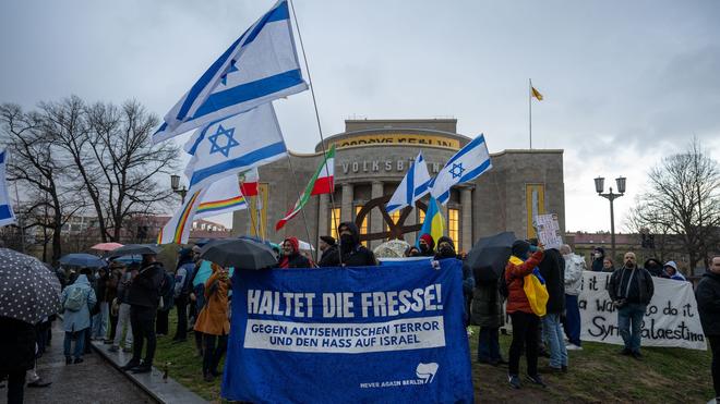 Nahost: Am Rosa-Luxemburg-Platz gab es proisraelische und propalästinensische Demonstrationen am Rande einer Veranstaltung mit Francesca Albanese.