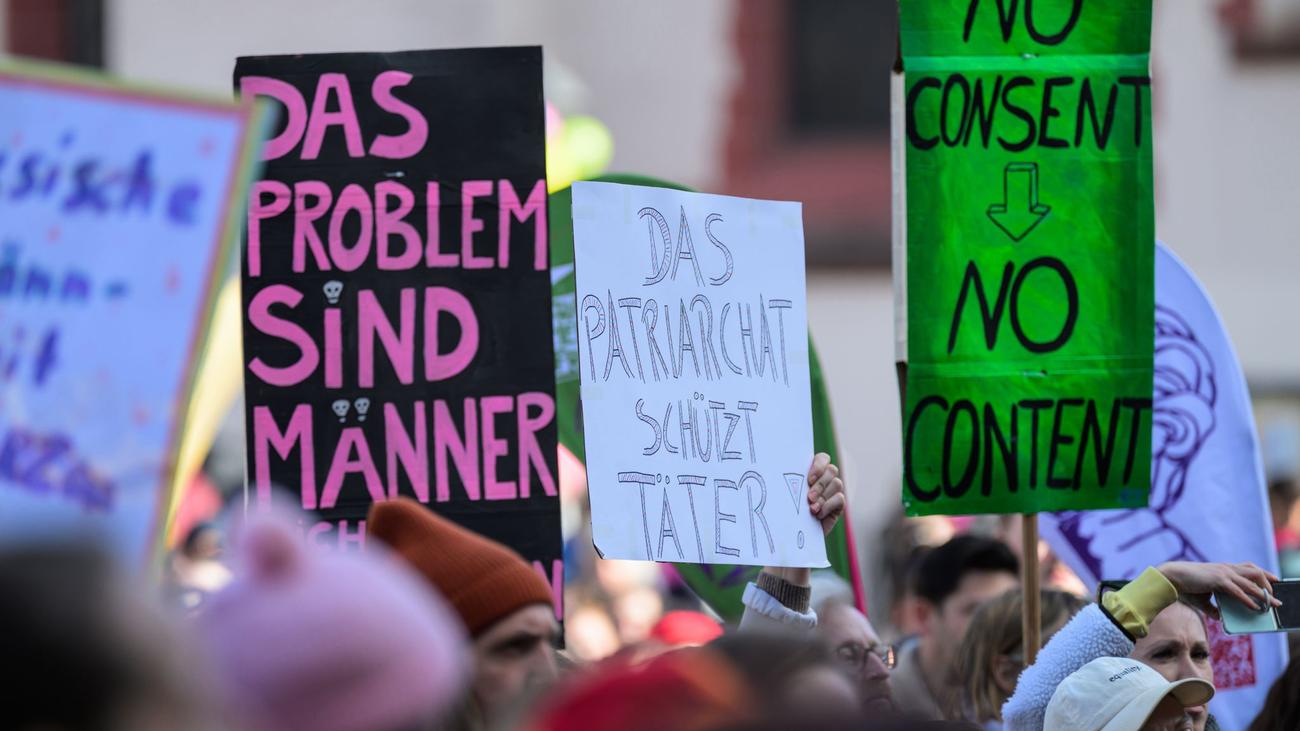 Demonstration in Frankfurt: Tausende demonstrieren gegen Gewalt an Frauen: "Es reicht!"