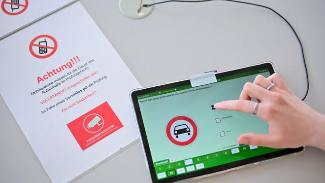  Bei der Theorieprüfung für den Führerschein kommen häufig Täuschungsversuche vor. (Symbolbild)