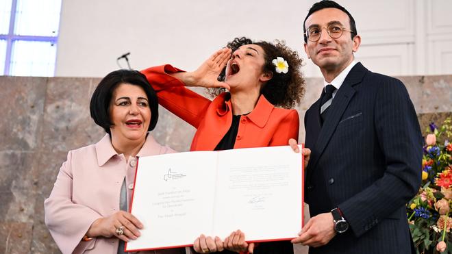 Fotografie: Osterstimmung in Zingst: XXL-Eier am Strand begrüßen den ersten Touristenhöhepunkt des Jahres.