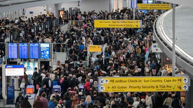 Streit um Abschiebungen: Mitarbeiter bezahlt: Schlangen an US-Airports lassen nach